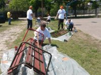 Sok kéz hamar kész