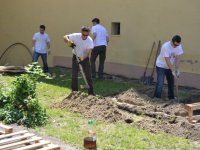 Sok kéz hamar kész