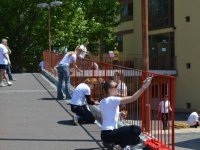 Sok kéz hamar kész