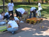 Sok kéz hamar kész